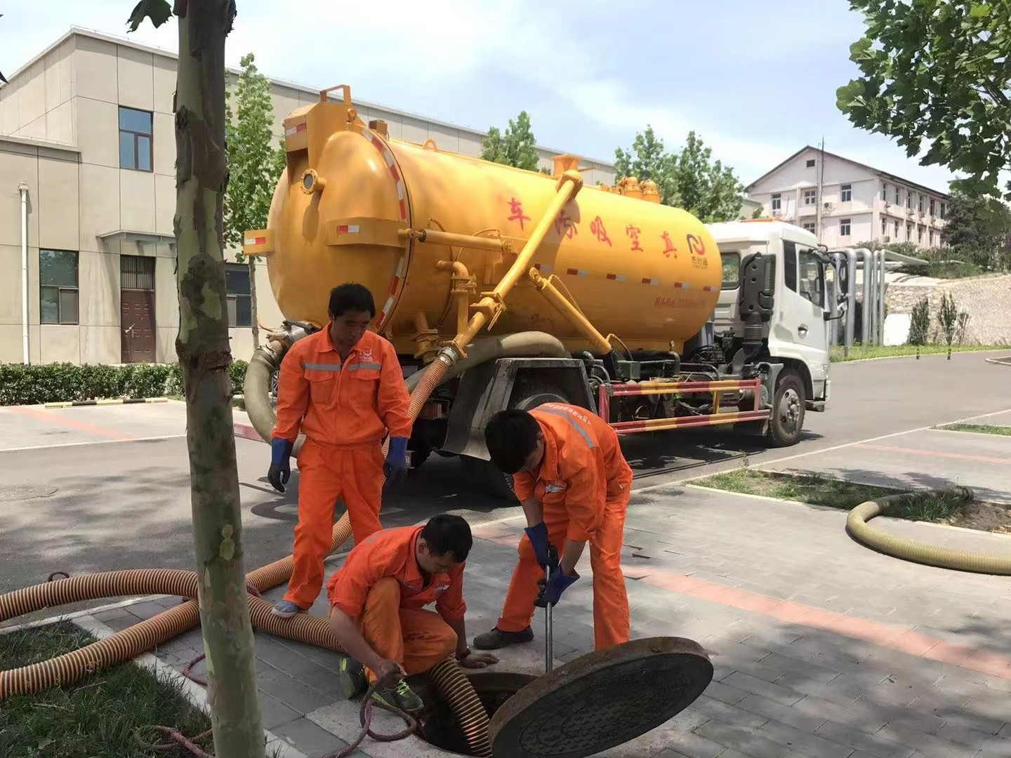 虎丘管道疏通车停在窨井附近