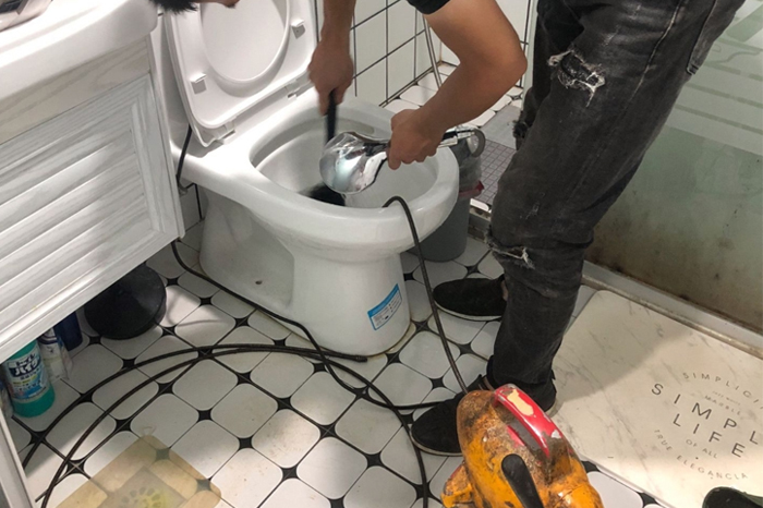 虎丘马桶堵塞自己疏通还是找师傅？专业上门服务让你省时更省心