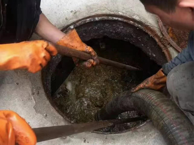 虎丘清理化粪池时如何避免沼气的危害？